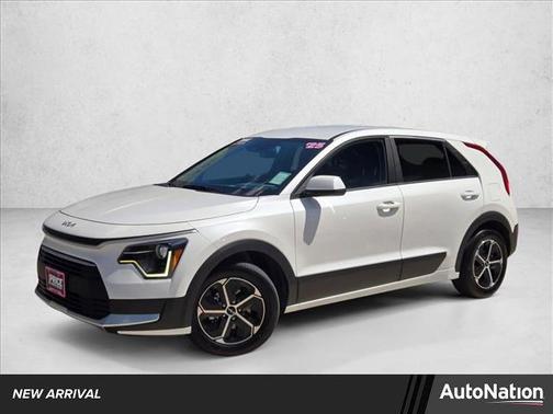 Snow White Pearl 2025 Kia Niro LX