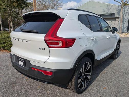 2026 Volvo XC40 Ultra, B5 AWD Gas (mild hybrid), Dark