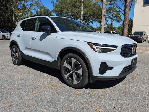 2025 Volvo XC40 B5 Plus Dark Theme