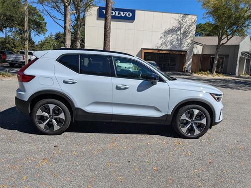 2025 Volvo XC40 B5 Plus Dark Theme