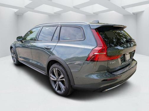 Forest Lake 2026 Volvo V60 Cross Country Plus, B5 AWD Gas (mild hybrid)