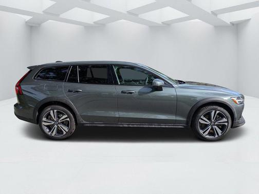 Forest Lake 2026 Volvo V60 Cross Country Plus, B5 AWD Gas (mild hybrid)
