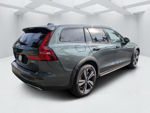 Forest Lake 2026 Volvo V60 Cross Country Plus, B5 AWD Gas (mild hybrid)
