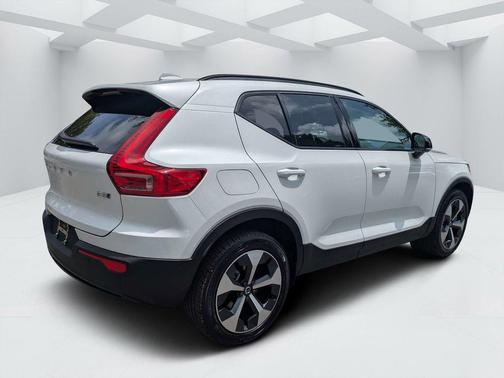 Crystal White 2026 Volvo XC40 Plus, B5 AWD Gas (mild hybrid), Dark