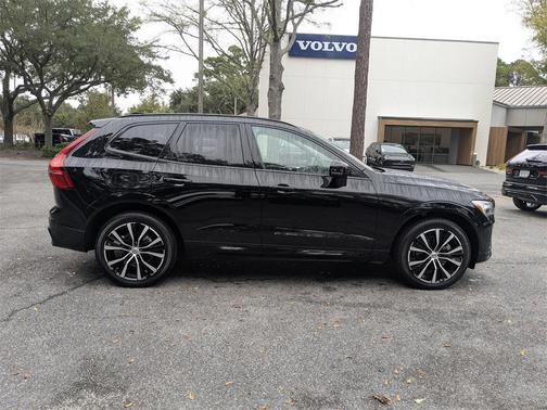 2023 Volvo XC60 B5 Plus Dark Theme