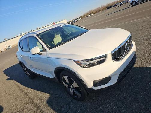 2021 Volvo XC40 T5 Momentum