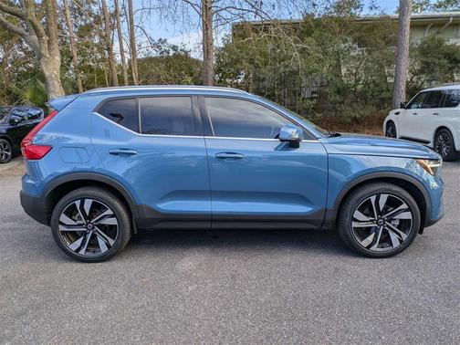 2023 Volvo XC40 B5 Plus Bright Theme