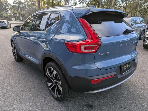2023 Volvo XC40 B5 Plus Bright Theme