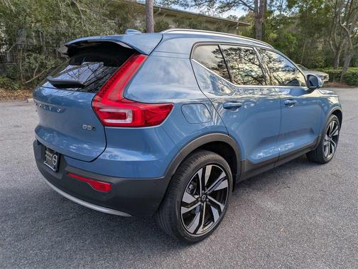 2023 Volvo XC40 B5 Plus Bright Theme