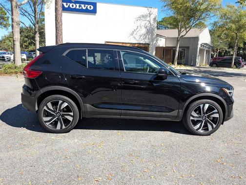 2024 Volvo XC40 B5 Plus Dark Theme