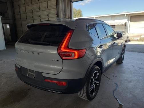 2024 Volvo XC40 B5 Core Dark Theme