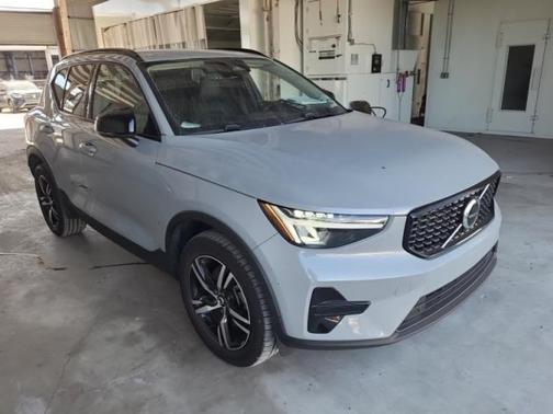 2024 Volvo XC40 B5 Core Dark Theme