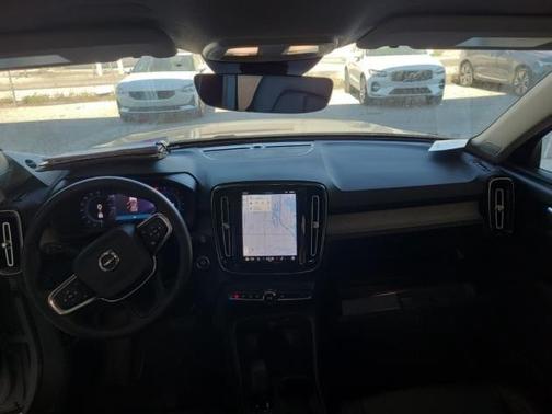 2024 Volvo XC40 B5 Core Dark Theme