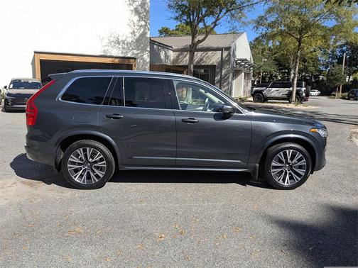 2022 Volvo XC90 T5 Momentum