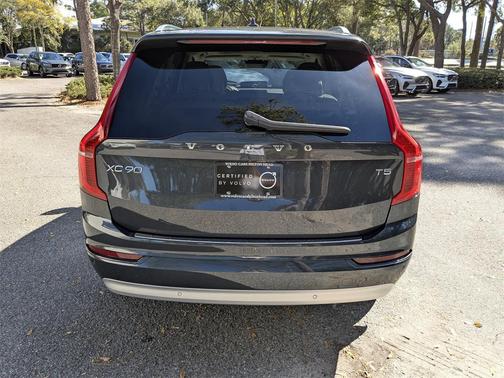 2022 Volvo XC90 T5 Momentum