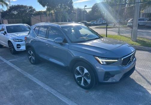 2023 Volvo XC40 B5 Plus Bright Theme