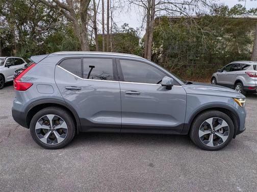2023 Volvo XC40 B5 Plus Bright Theme