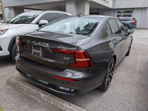 Platinum Grey Metallic 2023 Volvo S60 B5 Plus Dark Theme