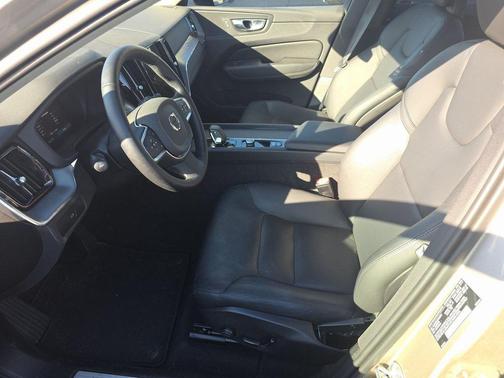 2025 Volvo XC60 B5 Core