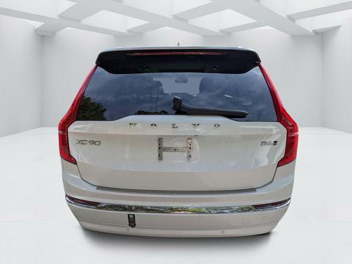 Crystal White Metallic 2023 Volvo XC90 B6 Plus 7-Seater
