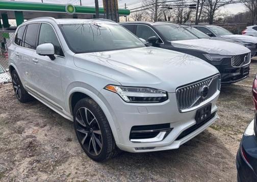 Crystal White Metallic 2023 Volvo XC90 B6 Plus 7-Seater
