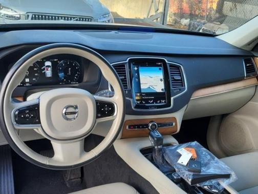 2022 Volvo XC90 T6 Momentum