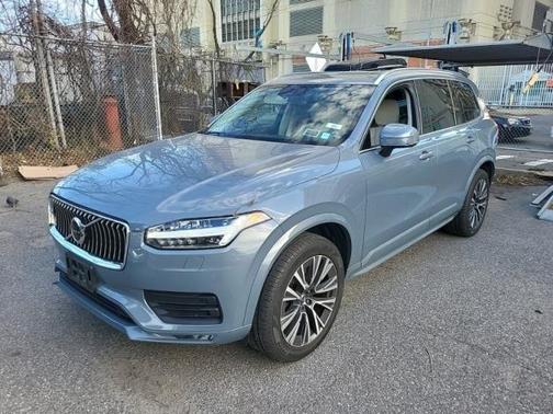 2022 Volvo XC90 T6 Momentum