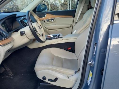 2022 Volvo XC90 T6 Momentum