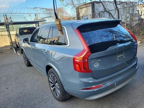 2022 Volvo XC90 T6 Momentum