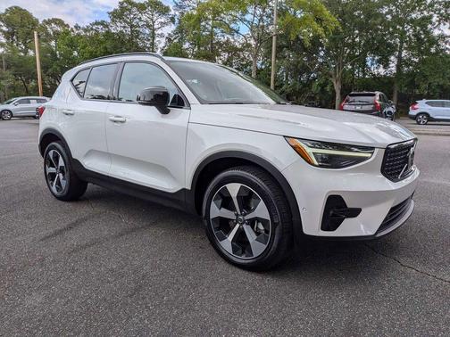 Crystal White 2026 Volvo XC40 Plus, B5 AWD Gas (mild hybrid), Dark