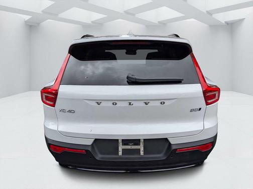 Crystal White 2026 Volvo XC40 Plus, B5 AWD Gas (mild hybrid), Dark
