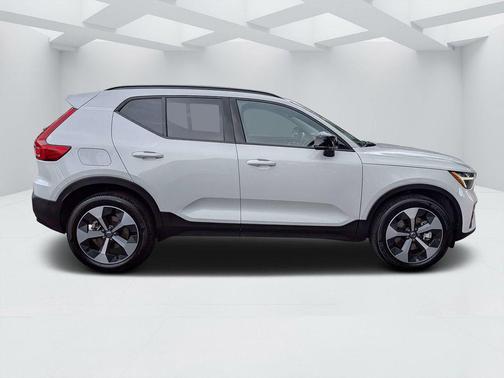 Crystal White 2026 Volvo XC40 Plus, B5 AWD Gas (mild hybrid), Dark