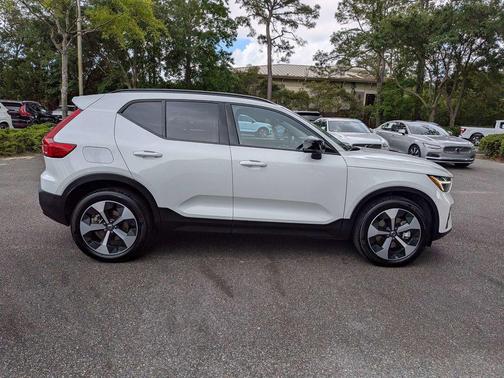Crystal White 2026 Volvo XC40 Plus, B5 AWD Gas (mild hybrid), Dark