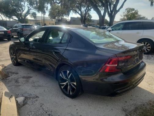 2023 Volvo S60 B5 Plus Dark Theme