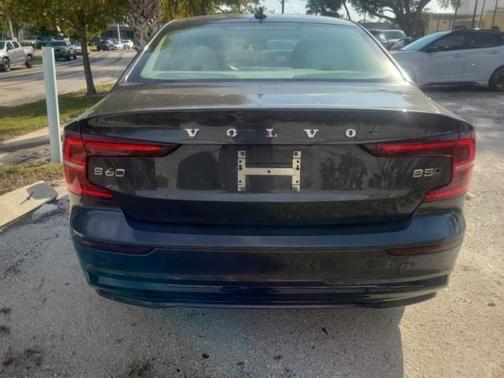 2023 Volvo S60 B5 Plus Dark Theme