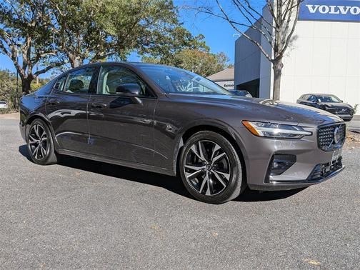 2023 Volvo S60 B5 Plus Dark Theme