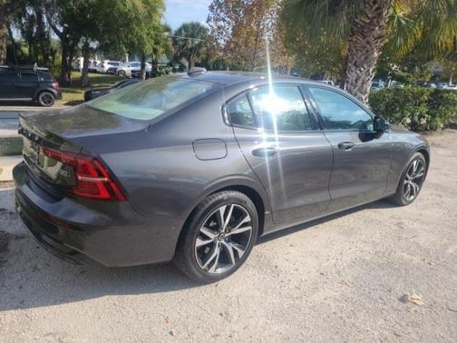 2023 Volvo S60 B5 Plus Dark Theme