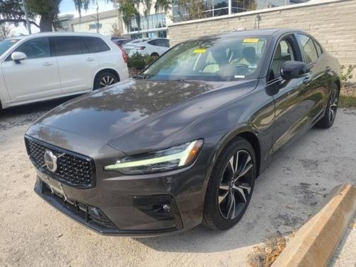 2023 Volvo S60 B5 Plus Dark Theme