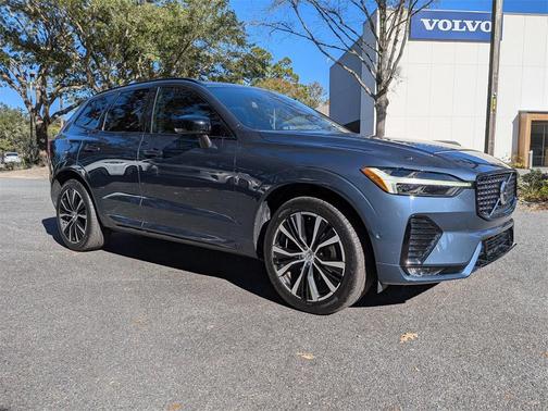 2023 Volvo XC60 Plus Dark Theme