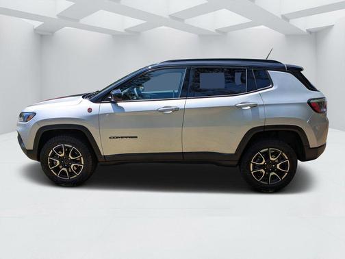 Silver Zynith Metallic Clearcoat 2025 Jeep Compass Trailhawk