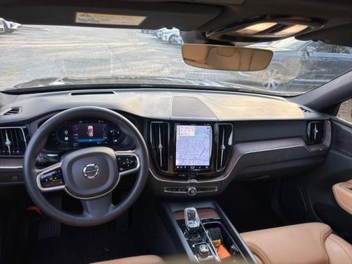 2023 Volvo XC60 B5 Ultimate Dark Theme