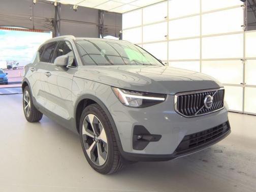 2025 Volvo XC40 B5 Plus Bright Theme