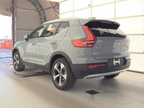 2025 Volvo XC40 B5 Plus Bright Theme