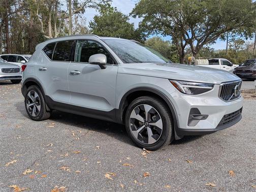 2025 Volvo XC40 B5 Plus Bright Theme