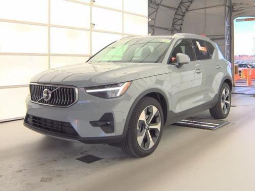 2025 Volvo XC40 B5 Plus Bright Theme