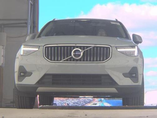 2025 Volvo XC40 B5 Plus Bright Theme