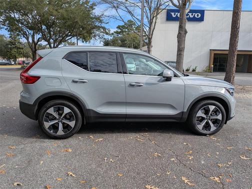 2025 Volvo XC40 B5 Plus Bright Theme