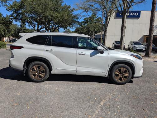 2022 Toyota Highlander Hybrid XLE