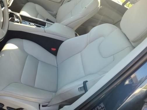 2023 Volvo XC90 B6 Core