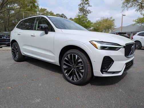 Crystal White Metallic 2026 Volvo XC60 B5 Ultra